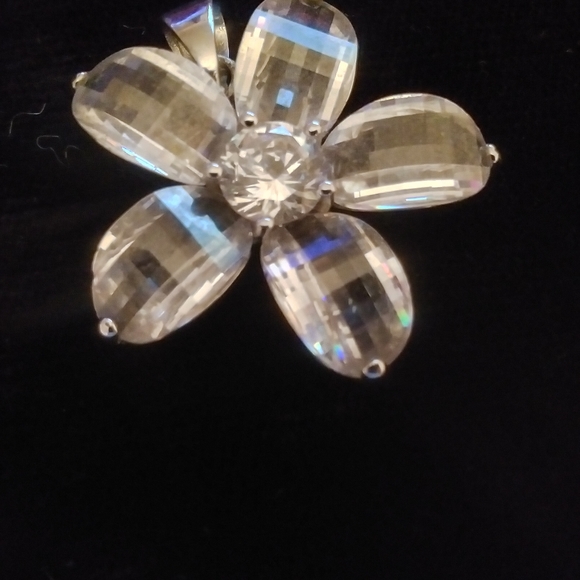 Daisey Star Pendent - Picture 2 of 4